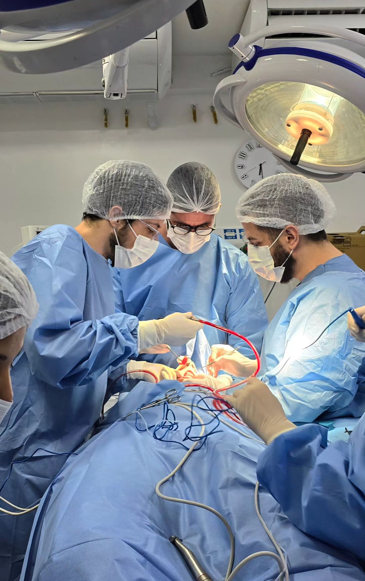 Dr. Marcelo da Costa realizando cirurgia bucomaxilofacial