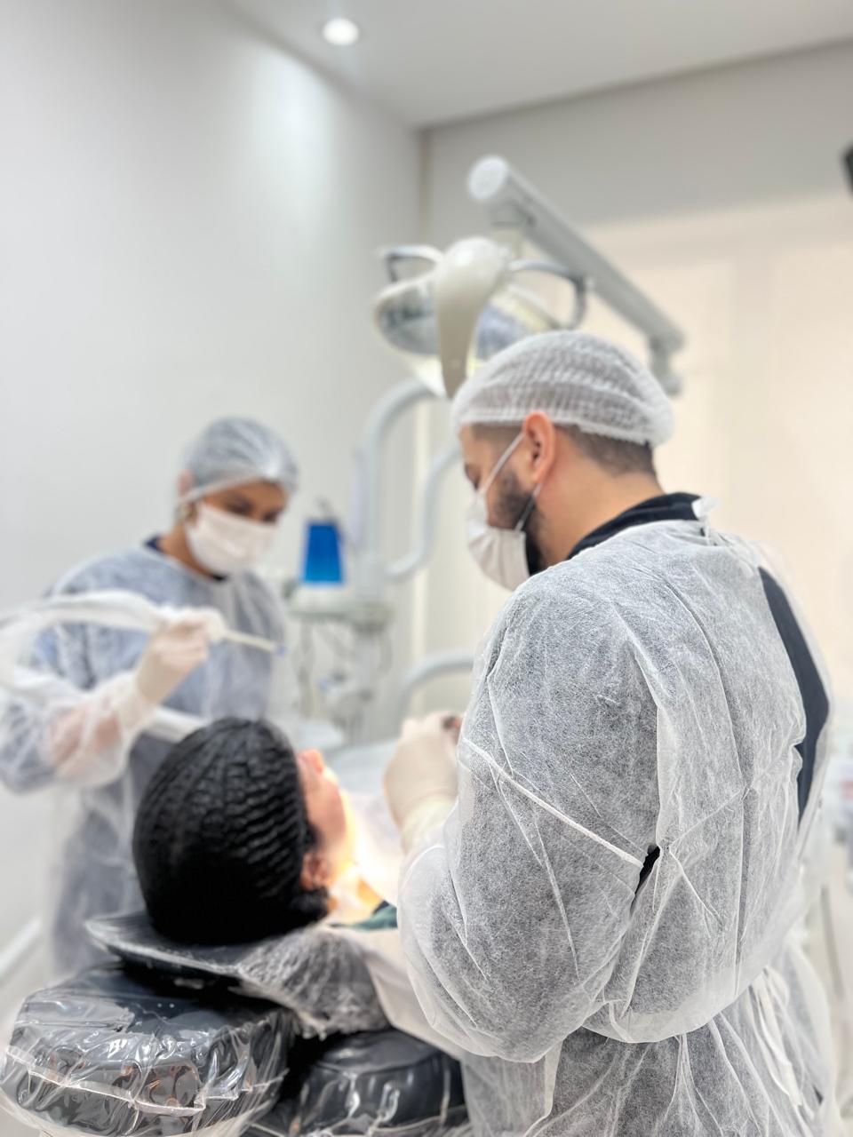 Dr. Marcelo da Costa realizando procedimento de implantodontia